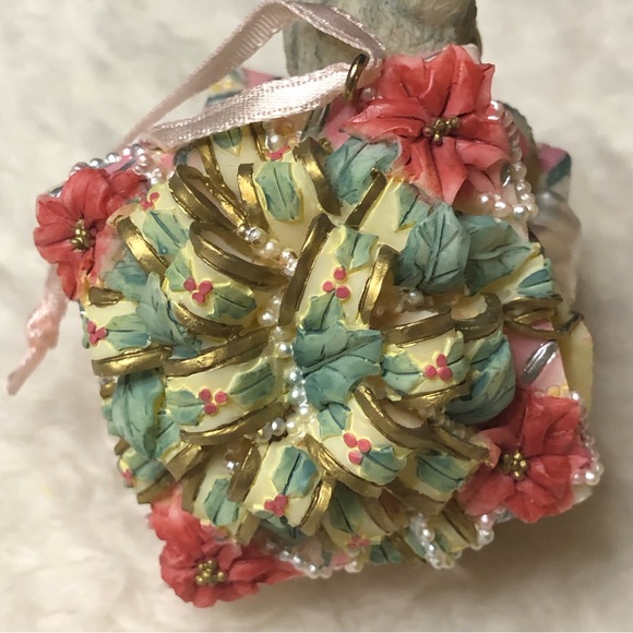 Vintage 2001🎶Music Box Company~Christmas Medley~Ceramic~Kitten Inside A Gift Box - Picture 11 of 15